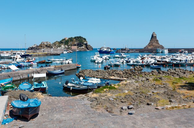 Aci Trezza Marina dei Ciclopi barcos puerto Sicilia