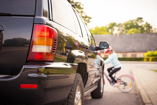 Acident Girl na bicicleta atravessa a estrada na frente de um carro