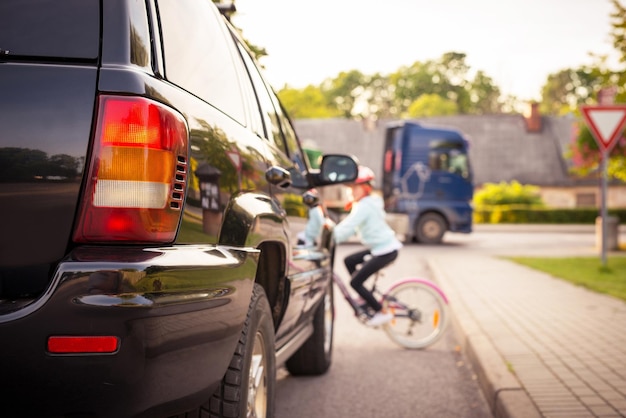 Acident Girl na bicicleta atravessa a estrada na frente de um carro