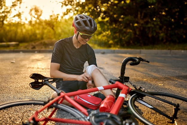 Acidente de bicicleta e primeiros socorros Acidente de motociclista cai ferindo joelho e perna Primeiros socorros