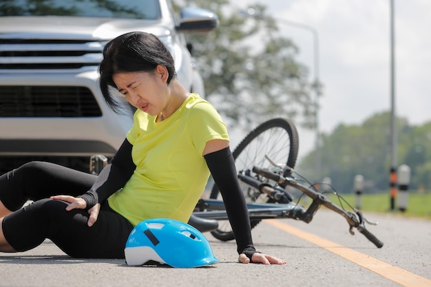 Acidente de carro com bicicleta na estrada