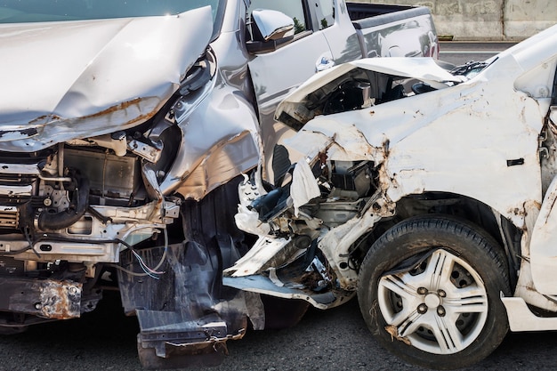 Acidente de carro danificado por acidente na estrada