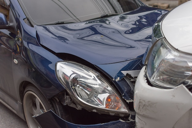 Acidente de carro de acidente de carro na estrada em uma cidade