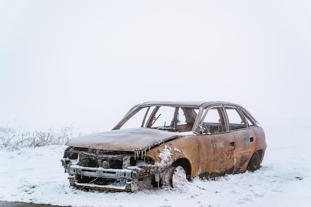 Acidente de carro na estrada escorregadia de inverno