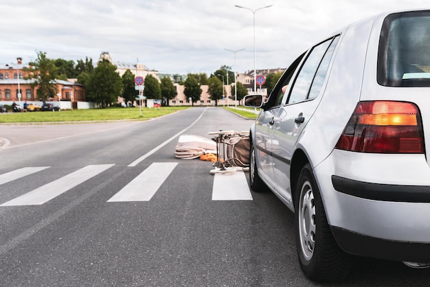 Acidente de carro na faixa de pedestres Veículo atinge o carrinho de bebê