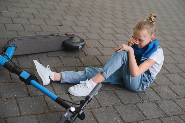 Acidente de scooter elétrica - garota sofrendo de dor após lesão no joelho no parque da cidade