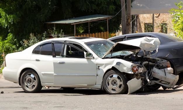 Acidente de viação Colisão de carros em alta velocidade Carro branco destruído