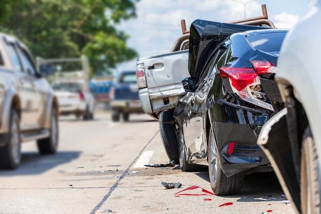 Foto acidente envolvendo muitos carros na estrada