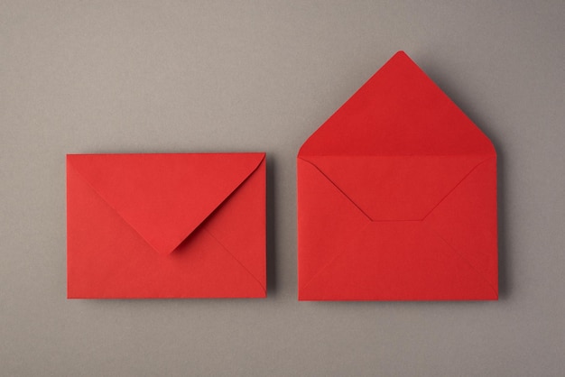 Acima da foto de dois envelopes vermelhos brilhantes isolados no fundo cinza