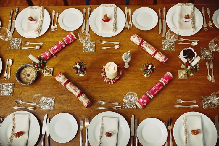 Foto acima da mesa e jantar com prato ou decoração em casa para reunião de família reunião e celebração brunch buffet e banquete na mesa para ação de graças ou natal com apoio amor e talheres