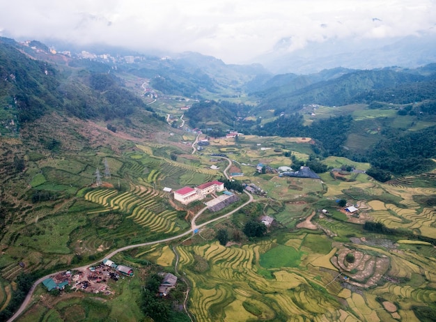 Acima da vista da cidade de Sapa com o campo de arroz da vila de Tavan em terraços