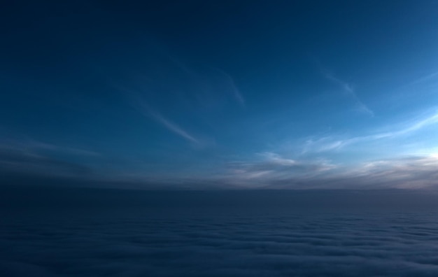 Acima das nuvens nascer ou pôr do sol Céu claro sobre o nevoeiro Vista do avião Conceito viagem férias relax