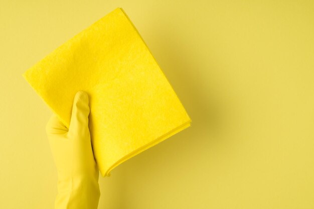 Acima foto pov de pano de limpeza e luvas amarelas isoladas no fundo amarelo