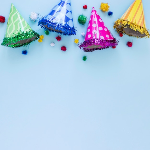 Foto acima, veja chapéus de festa coloridos com cópia-espaço