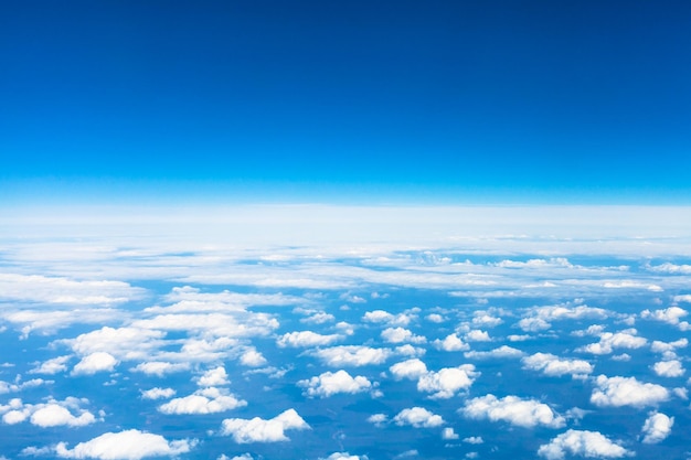 Acima veja muitas pequenas nuvens no céu de aeronaves