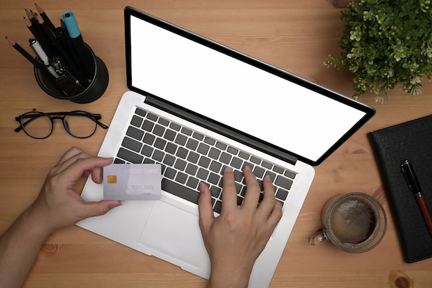 Acima, veja o homem usando um computador portátil, um telefone móvel de exploração para fazer compras ou serviços bancários online.