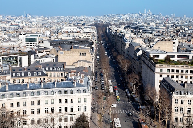 Acima vista da Avenida Hoche em Paris