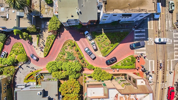 Acima vista da estrada de tijolos sinuosa na Lombard Street em San Francisco