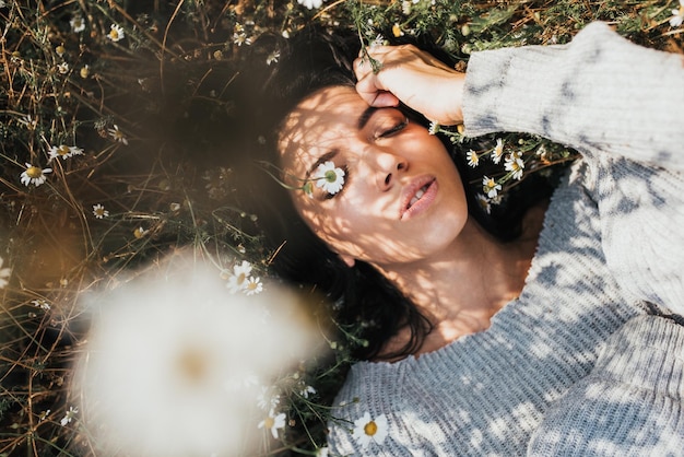 Acima vista da jovem morena ao ar livre curtindo a natureza Retrato horizontal de uma mulher caucasiana atraente sinta-se livre e sonhe no prado com espaço de cópia Cobrir o humor da ideia