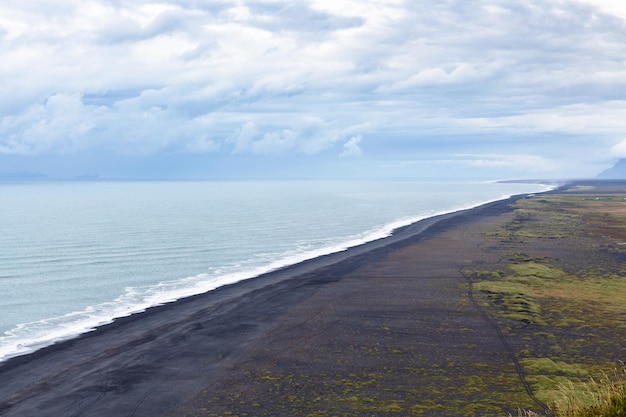 Acima vista da praia negra de Solheimafjara na Islândia