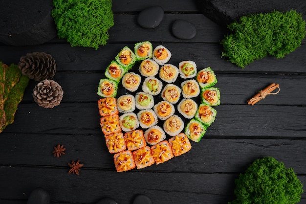 Acima vista de vários sushis e rolos colocados em tábua de pedra Festival de comida japonesa Vista superior plana