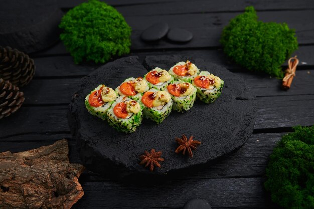 Acima vista de vários sushis e rolos colocados em tábua de pedra Festival de comida japonesa Vista superior plana