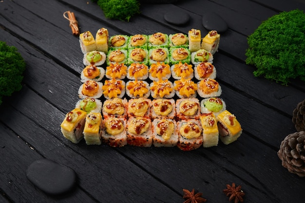 Acima vista de vários sushis e rolos colocados em tábua de pedra Festival de comida japonesa Vista superior plana