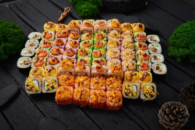 Acima vista de vários sushis e rolos colocados em tábua de pedra festival de comida japonesa vista superior plana