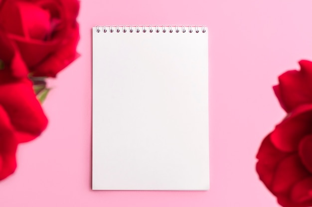 Acima vista do bloco de notas de papel em branco com moldura de flor