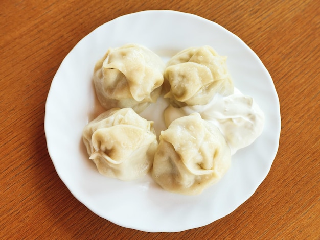 Acima vista do bolinho de manti na chapa branca