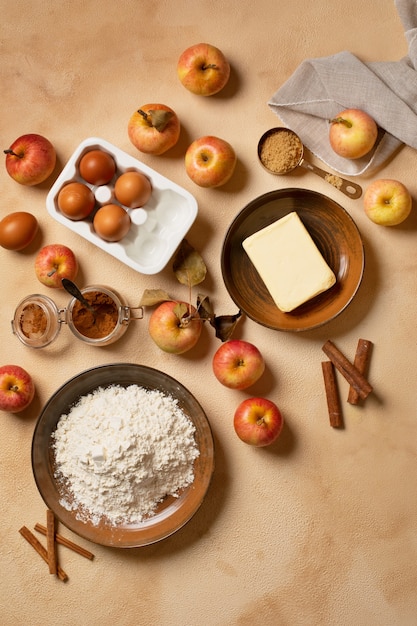 Foto acima vista ingredientes e maçãs da torta