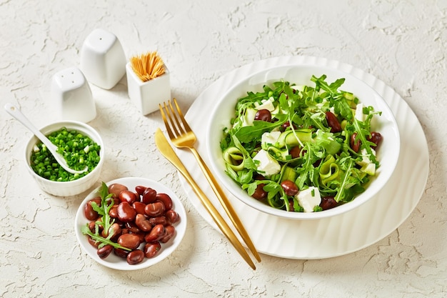 Ackerbohnen-Feta-Käse-Rucola und Gurkensalat