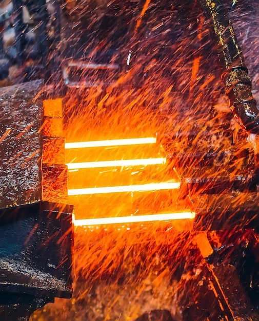 Foto aço quente no transportador em siderurgia