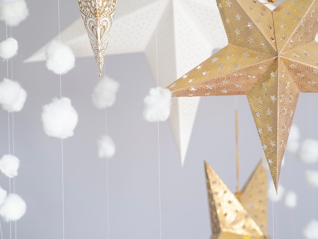 Foto acogedor bodegón d estrellas y nubes de algodón decoración colgante para habitación de niños ilustración para hadas