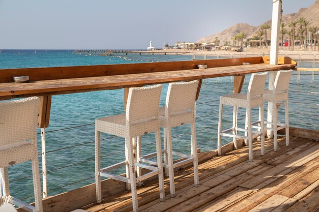 Un acogedor café a orillas del Mar Rojo en el Golfo de Elat. Israel