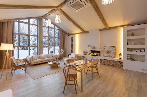 Acogedor y cálido interior de un elegante chalet de campo con una enorme ventana panorámica con vistas al bosque de invierno, decoración de madera de planta abierta, colores cálidos y un hogar familiar