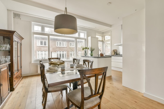 Acogedor comedor con muebles de madera sobre suelo de parquet en una casa moderna