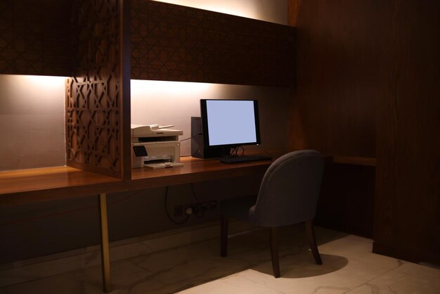Acogedor diseño interior de espacio de trabajo mínimo con maqueta de pantalla blanca de computadora
