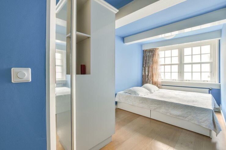 Acogedor dormitorio con una cama enorme y almohadas.