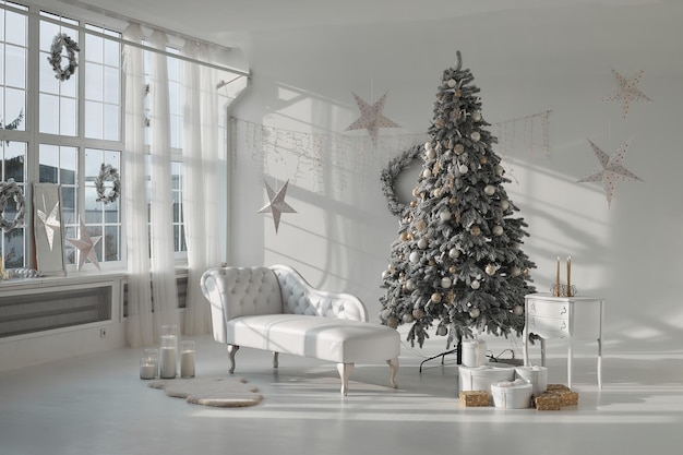 Acogedor espacio festivo decorado en blanco brillante para las vacaciones de Navidad de Año Nuevo minimalismo de estilo escandinavo