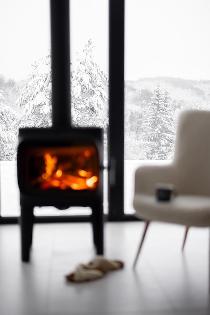 Acogedor espacio habitable junto a la chimenea en las montañas nevadas