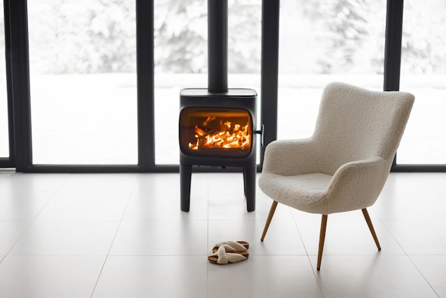 Acogedor espacio habitable junto a la chimenea en las montañas nevadas