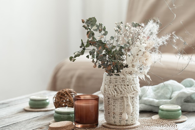 Acogedor fondo casero con flores secas en un jarrón en el interior