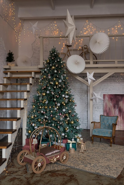 Acogedor interior navideño, en un estilo escandinavo moderno
