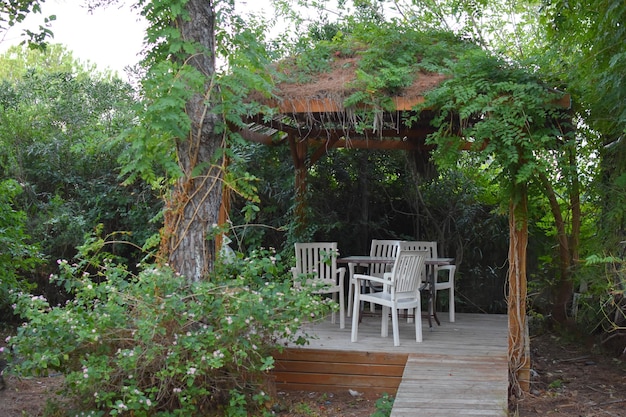 Un acogedor lugar natural en una terraza en el bosque. mesa con sillas en la naturaleza para que la gente se relaje