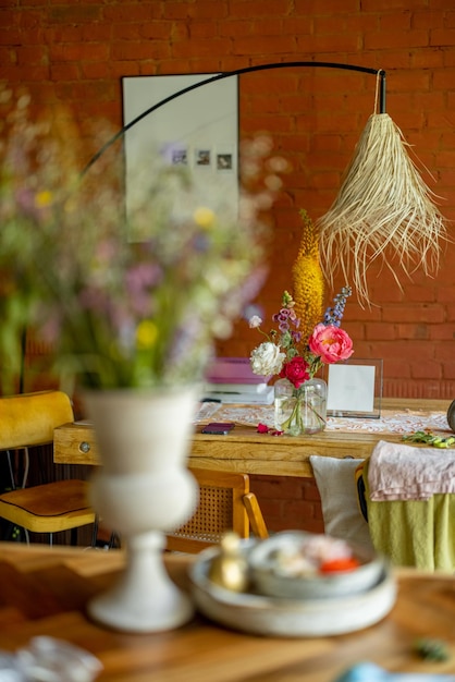 Acogedor salón decorado con flores.