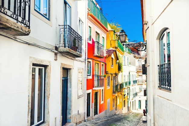 Acogedora calle con arquitectura antigua en Lisboa, Portugal. Destino de viaje famoso