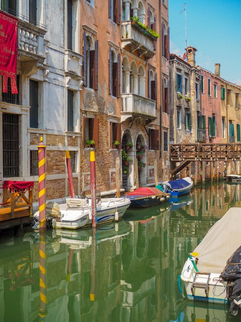 Acogedora calle de Venecia con canales y góndolas, la temporada turística en Italia