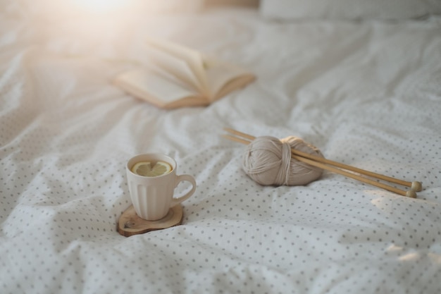 Acogedora cama con una taza de café por la mañana desayuno en la cama