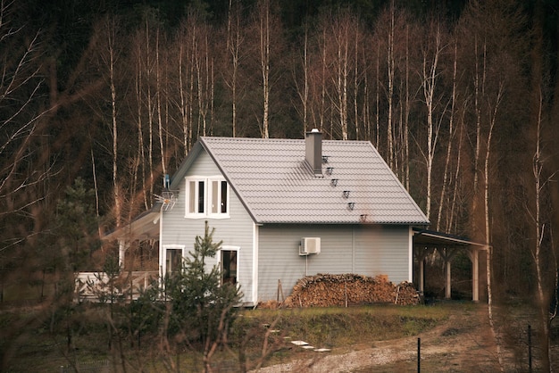 Acogedora casa rural Paisaje forestal con una pequeña y acogedora casa rural lejos Casa remota en el campo